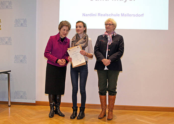 Verleihung der Urkunde durch Frau Ministerialdirigentin Elfriede Ohrnberger