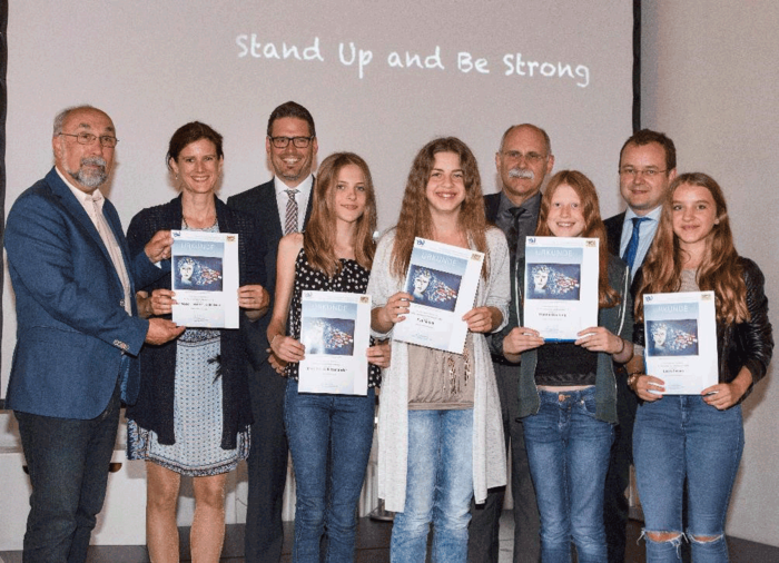 v.l.: Wolfgang Bähner, Julia Gnad-Badde (Lehrkraft), Christian Schwarz (Konrektor), Mathilda Gallitzendörfer, Dr. Peter Hell, Sebastian Rommel (Europaunion Schwaben), Laura Insam;