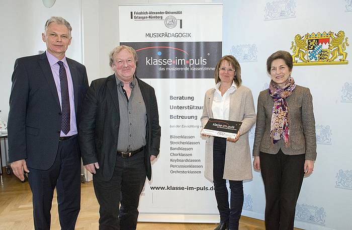 Prof. Dr. Wolfgang Pfeiffer, Peter Hausladen, Andrea Lidl-Löwlein, Ministerialdirigentin Elfriede Ohrnberger