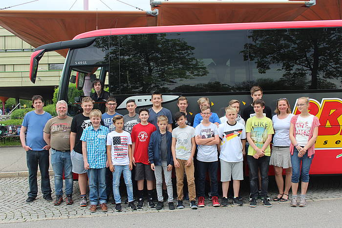 Ganz links: Herr Loyer (Coolridertrainer der Mittelschule), daneben Herr Adam (Mitarbeiter Verkehrsmarketing der Stadtwerke Augsburg) und Frau Hanel (Coolridertrainerin der Realschule - die zweite von rechts)