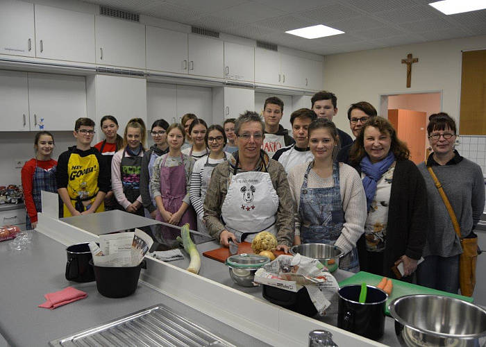 Besuch in der Schulküche: Die drei finnischen Lehrerinnen (rechts im Bild) sahen sich unter anderem den Unterricht in Haushalt und Ernährung der Achtklässler an.