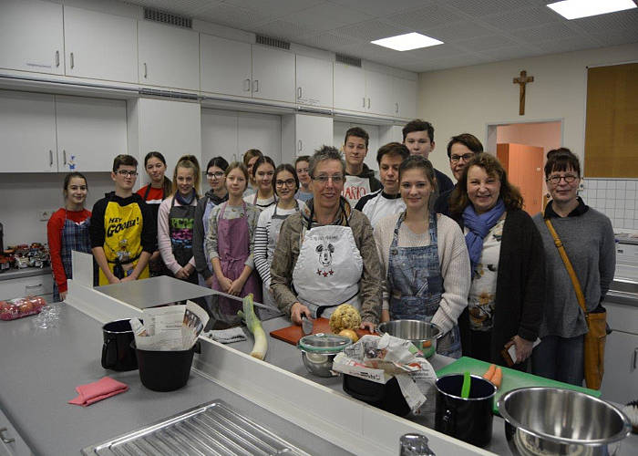 Besuch in der Schulküche: Die drei finnischen Lehrerinnen (rechts im Bild) sahen sich unter anderem den Unterricht in Haushalt und Ernährung der Achtklässler an.