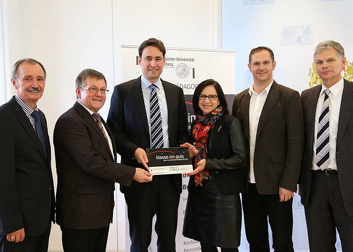 Schulleiter Anton Huber (2. v. l.), Fördervereinsvorsitzende Gisela Mooser (3. v. r.), Musiklehrer Markus Asböck (2. v. r.), Staatssekretär Georg Eisenreich (3. v. l.), Ministerialbeauftragter für die Realschulen in Niederbayern, Michael Wagner (links) und Projektleiter Prof. Dr. Wolfgang Pfeiffer, Universität Nürnberg-Erlangen (rechts)