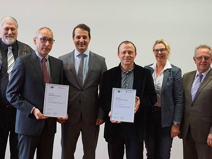 Riehenfolge der Personen auf dem Foto vl. n. r.: Bürgermeister Karl Janson, Claus Beck von den Wieland Werken, Schulleiter Oliver Eschenbach, Arnd Mayer, Silvia Geppert von der IHK, Stellvertretender Landrat Herbert Pressl