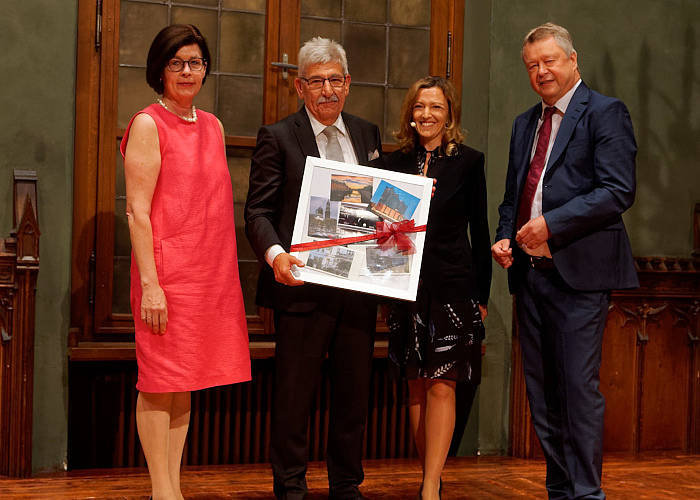 Bei der Geschenkübergabe von links nach rechts: RSDin i. K. Angela Schleibinger, Ltd. RSD Bernhard Aschenbrenner, BerRin Irene Haas, RSD Klaus Herdl.