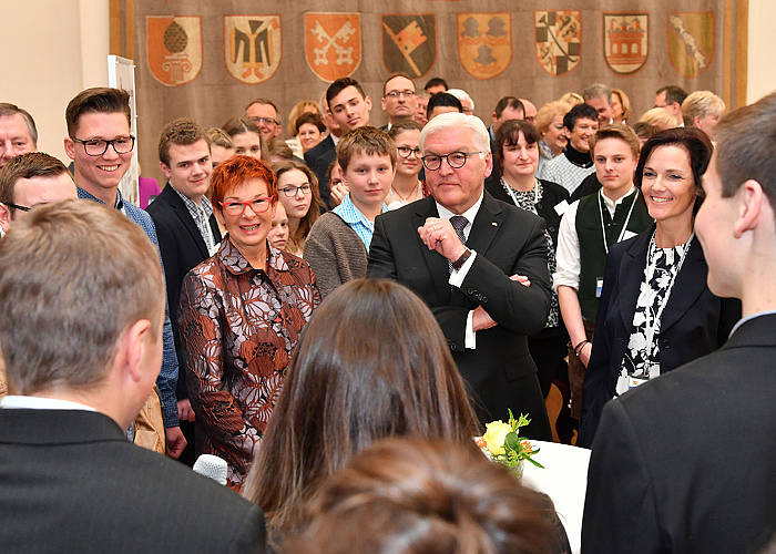 Die Realschule Arnstorf stellt, in Vertretung für alle bayerischen Realschulen, dem Bundespräsidenten die Umsetzung der Demokratie vor.