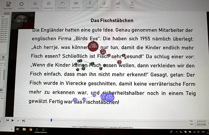 „Textbeispiel“: Drei Schüler im Vergleich: Während einer schon fertig ist, sind andere noch bei der Hälfte oder der dritten Zeile.