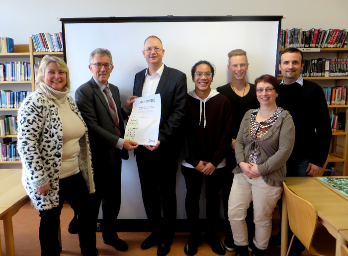 Auf dem Bild zu sehen sind (v. l.): Kathrin Zander (Elternbeiratsvorsitzende), Martin Sulzenbacher (Ministerialbeauftragter), Michael Kühn (Realschuldirektor), Pitawat Wattanaratsameesukkul („Pit“; SMV), Fabian Schmid (SMV), Claudia Buchschuster (Elternbeirätin), Stefan Schlotter (Beratungsrektor)