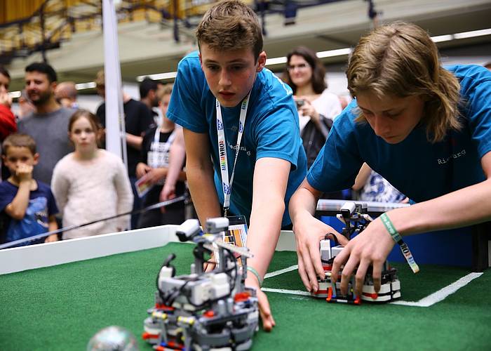 Johann-Simon-Mayr-Schule Deutscher Meister im Roboterfußball