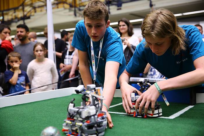 Johann-Simon-Mayr-Schule Deutscher Meister im Roboterfußball