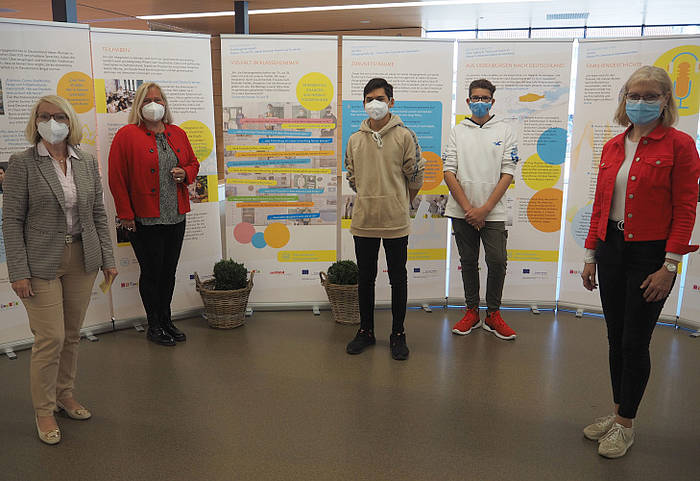 Schüler, Schulsozialpädagogin Frau Boyen (re), betreuende Lehrerin Frau John (2. v. li) und Schulleiterin Regina Houben (li) bei der Ausstellungseröffnung