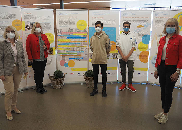 Schüler, Schulsozialpädagogin Frau Boyen (re), betreuende Lehrerin Frau John (2. v. li) und Schulleiterin Regina Houben (li) bei der Ausstellungseröffnung