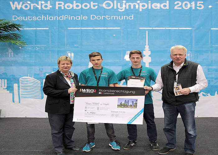 Robotikgruppe "ROBOT on TOUR" der Johann-Simon-Mayr-Realschule fährt zum Weltfinale nach Katar