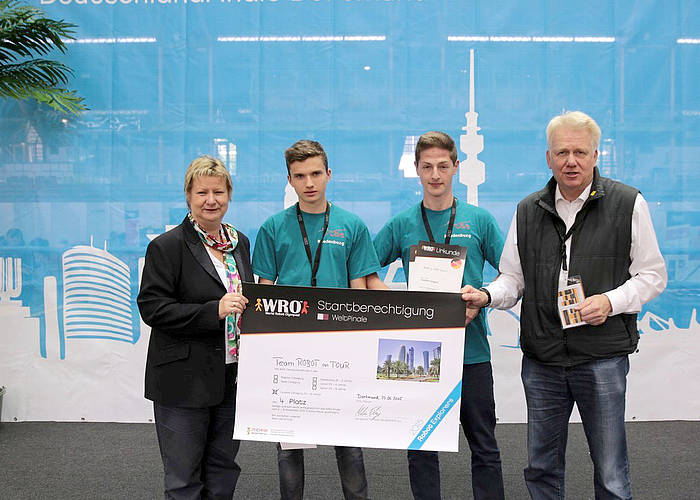 Robotikgruppe "ROBOT on TOUR" der Johann-Simon-Mayr-Realschule fährt zum Weltfinale nach Katar
