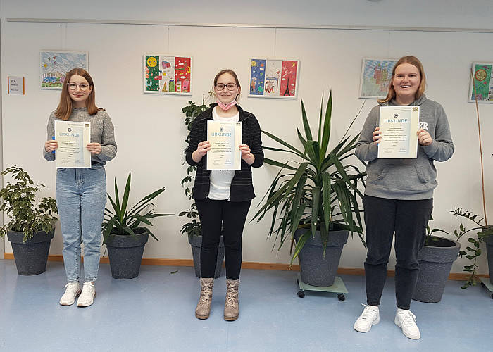 Die stolzen Preisträgerinnen des Landeswettbewerbs Mathematik (von links): Lisa Kracher, Elisabeth Orttenburger und Laura Nebether