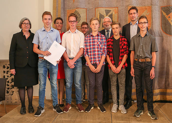 Staatssekretär Georg Eisenreich und Martin Güll, Vorsitzender des Bildungsausschusses im Bayerischen Landtag, zeichnen Preisträger im Landeswettbewerb "Erinnerungszeichen" aus