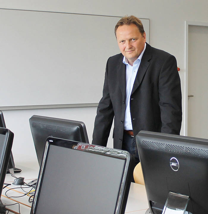 Jürgen Böhm führt Internet und IT in den Schulalltag ein