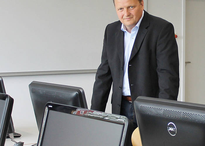 Jürgen Böhm führt Internet und IT in den Schulalltag ein
