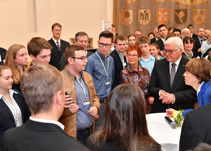 Die Realschule Arnstorf stellt, in Vertretung für alle bayerischen Realschulen, dem Bundespräsidenten die Umsetzung der Demokratie vor.